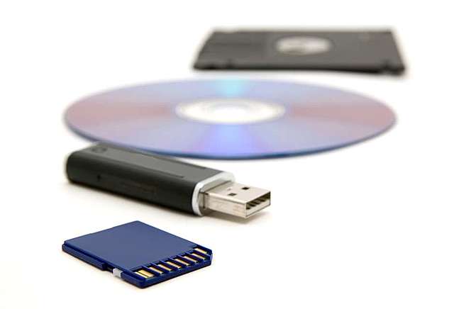 Uso de mídias de armazenamento como materiais complementares