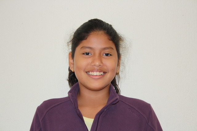 Dennisse, etxean aspertu egiten omen zen eta gurekin hasi zen.