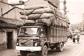 la logística sufre una transición al desarrollar los primeros centros de distribución y medios de transporte.