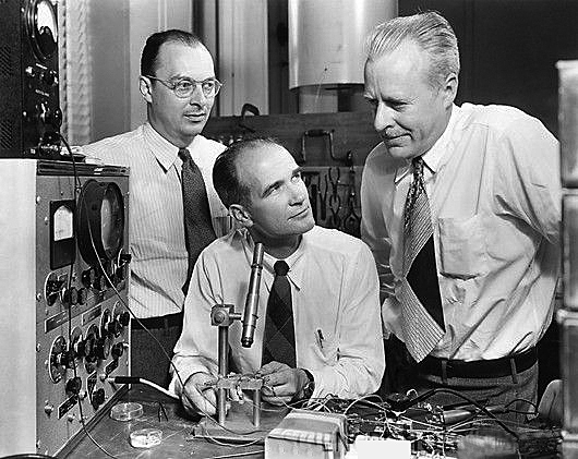 J.BARDEN, W.BRATTAIN Y W.SHOCKLEY