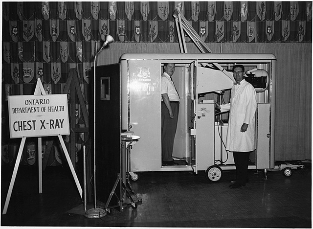 1955 Montreal, el Dr. Albert Jutras realiza teleradiología, y crea un interfono convencional