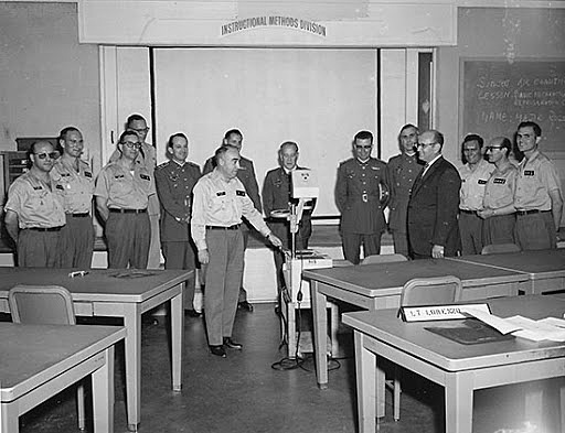 Borsodi, R. The distribution Age. New Cork: D. Appleton