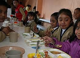 Distribución de desayunos por parte del DIF