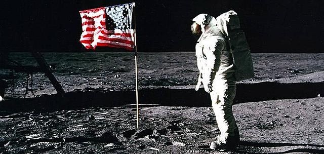 Por primera vez en la historia el hombre llega a la Luna.