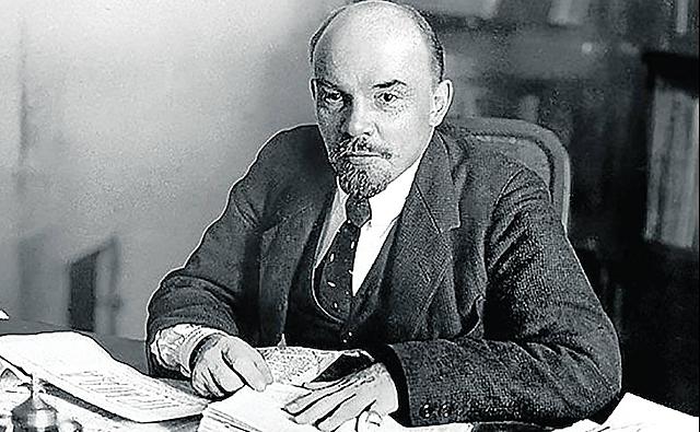 Lenin firma decreto