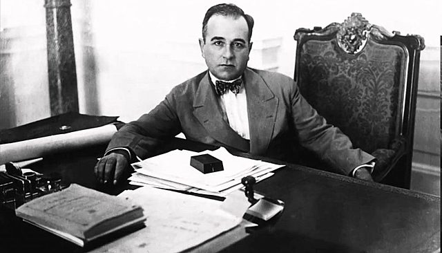 Getúlio Vargas toma posse como presidente