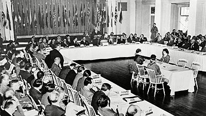 Fundación del Fondo Monetario Internacional.