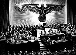 16 de junho - Estados Unidos ordenam o fechamento de todos os consulados alemães no país.