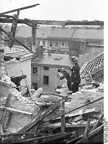 A aviação inglesa bombardeia a cidade de Berlim.