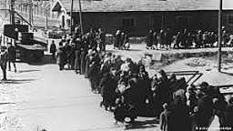 27 de janeiro - o exército vermelho libertam os prisioneiros do campo de concentração de Auschwitz