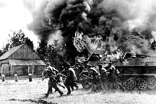 Alemanha ataca a União Soviética.