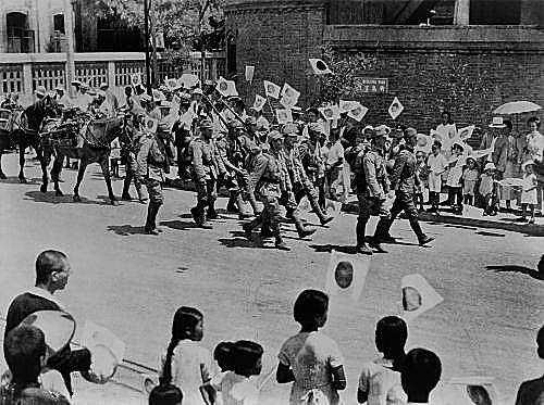 Japão invade a Indochina Francesa.