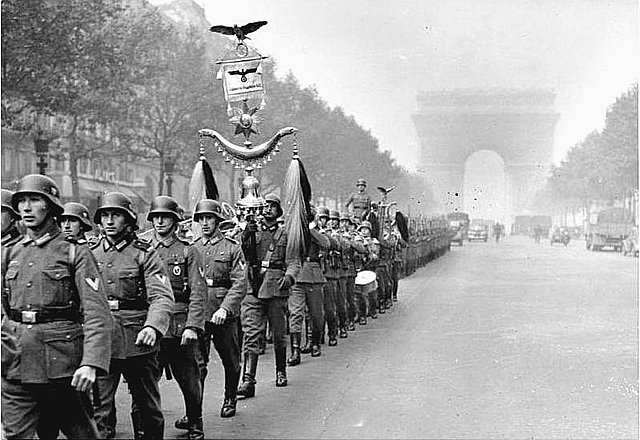 a França de Vichy é ocupada pelos alemães.
