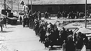 o exército vermelho libertam os prisioneiros do campo de concentração de Auschwitz.