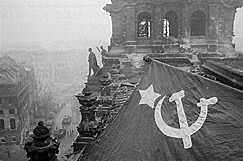 Berlim é ocupada pelo exército soviético.