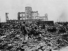 Os Estados Unidos lançam bomba atômica sobre a cidade japonesa de Hiroshima.