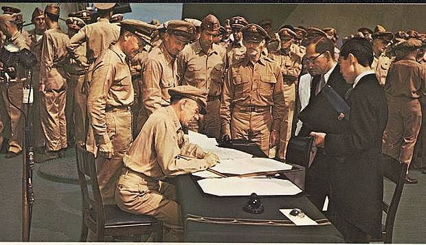 Assinatura da rendição do Japão e fim da Segunda Guerra Mundial.