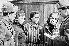O exército vermelho libertam os prisioneiros do campo de concentração de Auschwitz.