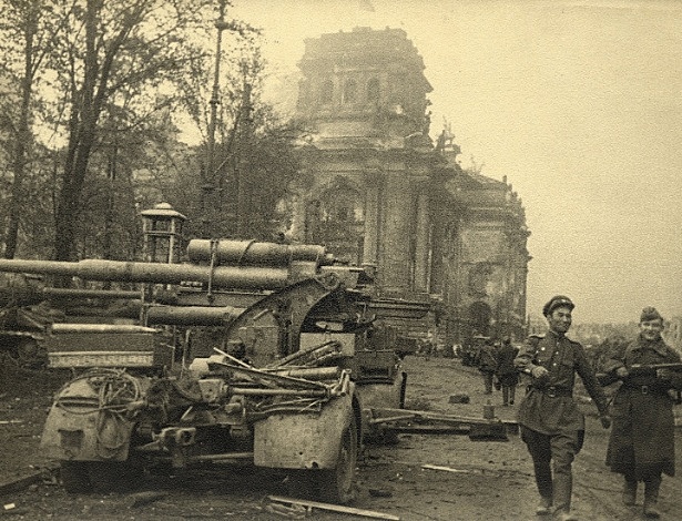 Berlim é ocupada pelo exército soviético.