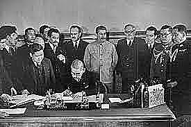 União Soviética assinam o Pacto da Neutralidade