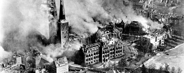 A Alemanha bombardeia Londres.