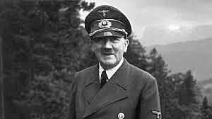 Hitler se suicida em Berlim.