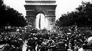 Paris é tomada pelos alemães.