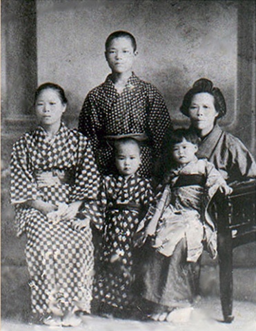 Japanese arrive in Hawaii