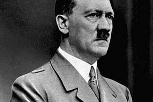 Adolf Hitler comete suicídio em Berlim