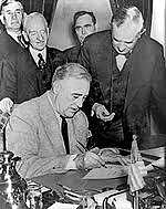 16 de junho - Estados Unidos ordenam o fechamento de todos os consulados alemães no país.