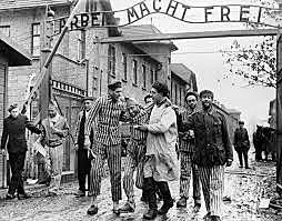 27 de janeiro - o exército vermelho libertam os prisioneiros do campo de concentração de Auschwitz.