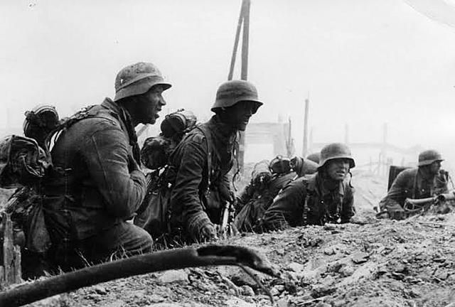 tropas alemãs são cercadas em Stalingrado.