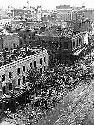 a aviação inglesa bombardeia a cidade de Berlim.