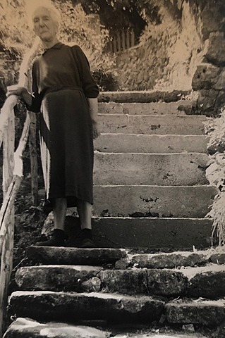 Elise en bas de sa maison à Nojaret