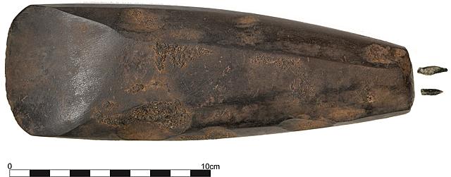 Hacha pulida en piedra