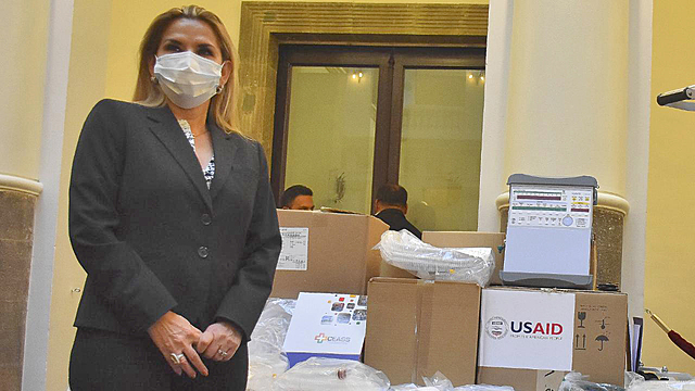 Respiradores vuelven a complicar a Áñez; denuncian compra con sobreprecio