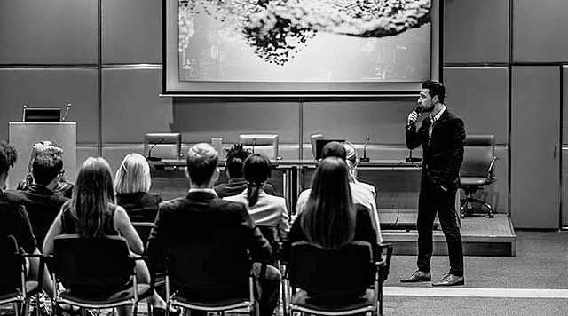 Primera conferencia y publicacion de Filogia del futuro Nietzsche