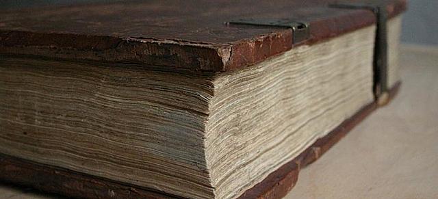 Juan Gutenberg desarrolla la imprenta, base  en el diseño e impresión de libros.