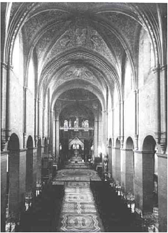 Construction des voûtes sexpartites gothiques couvrant la nefs centrale.