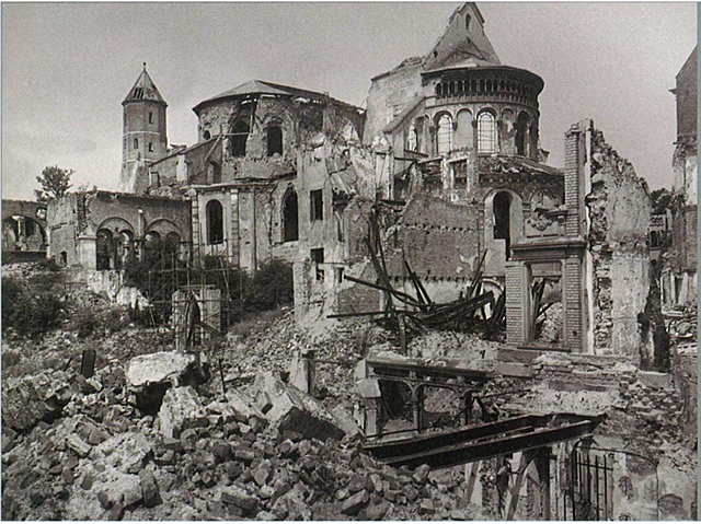 Bombardements alliés sur Cologne l’église tombe en ruine.