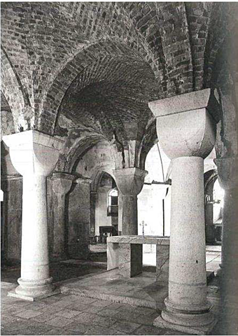 La crypte est réparée avec une voute en briques.