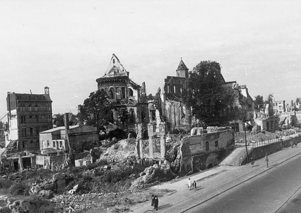 Vue depuis le Nord-Est de l'église en 1946.