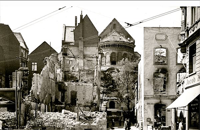 Etat de l'église suite à un bombardement à Cologne.