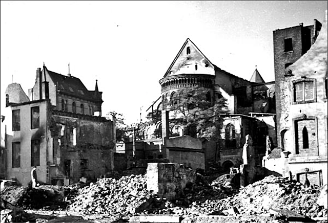 La voute et la toiture du chevet se sont écroulées.