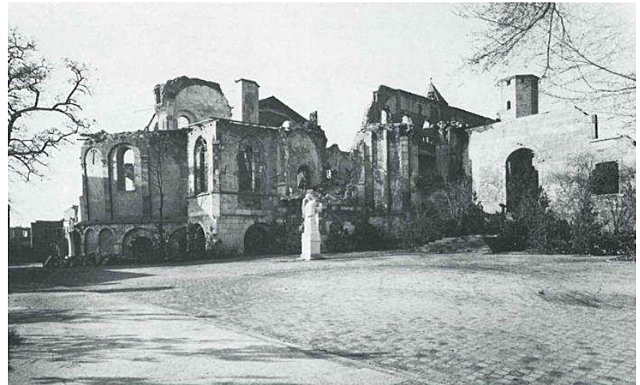 Le chevet s'est écroulé.