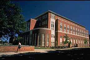 Bruce V. Moore como el primer doctor en el área de psicología laboral