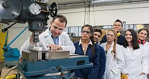 Psicólogos industriales e ingenieros trabajan juntos