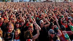 Las Tesis senior afuera de Estadio Nacional