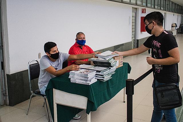 Entrega de libros para propedéuticos con seguridad sanitaria