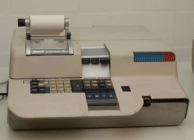 Olivetti lanza, Programma 101, la primera computadora de escritorio.